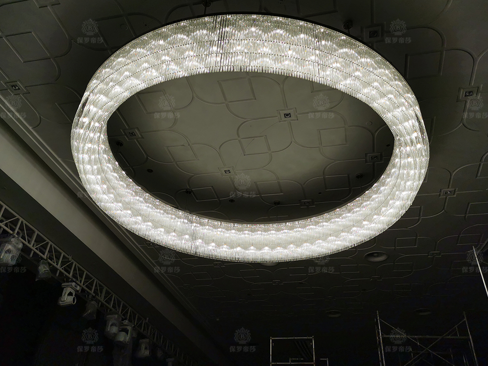 亲临现场：酒店灯具非标工程灯水晶圆圈定制灯