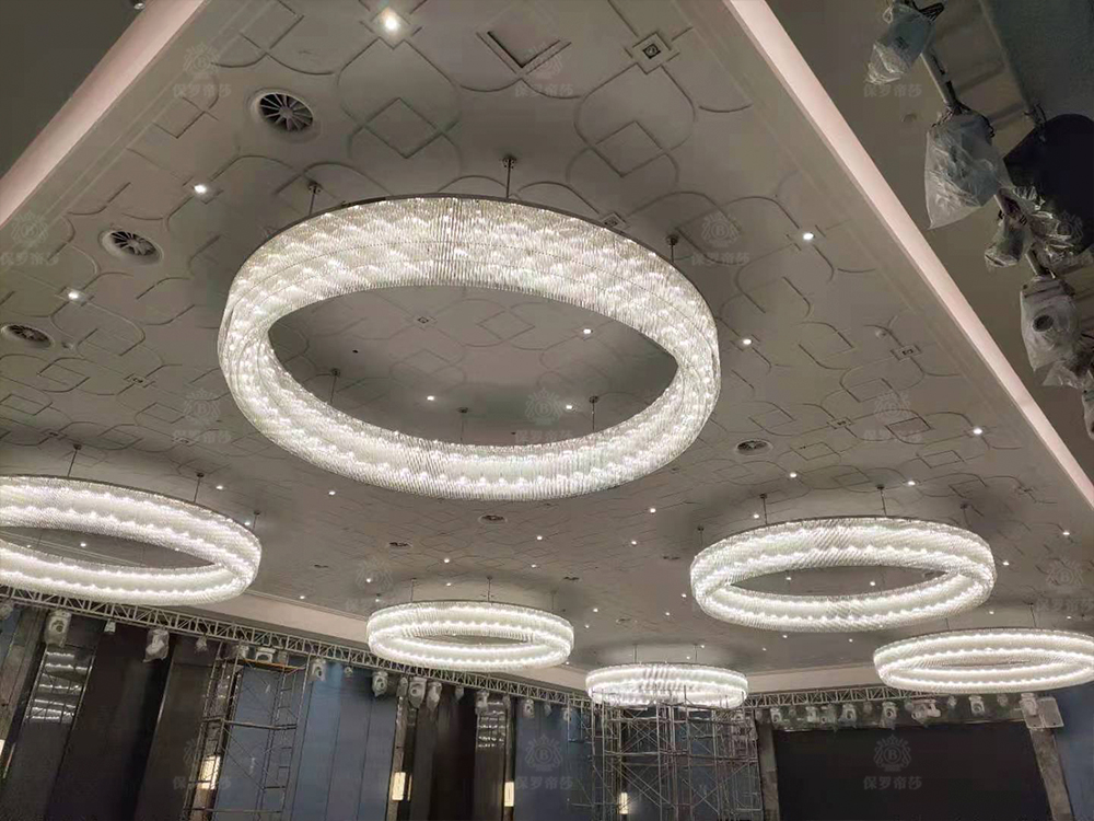 亲临现场：酒店灯具非标工程灯水晶圆圈定制灯